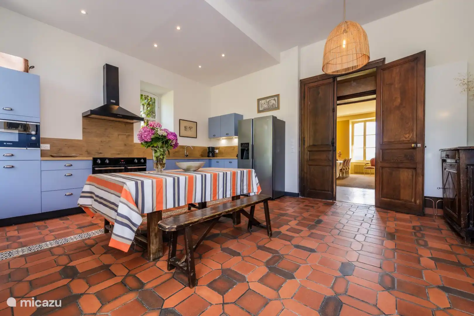 Die Küche mit Esstisch