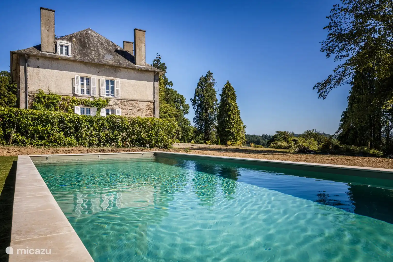 Schöner großer Swimmingpool