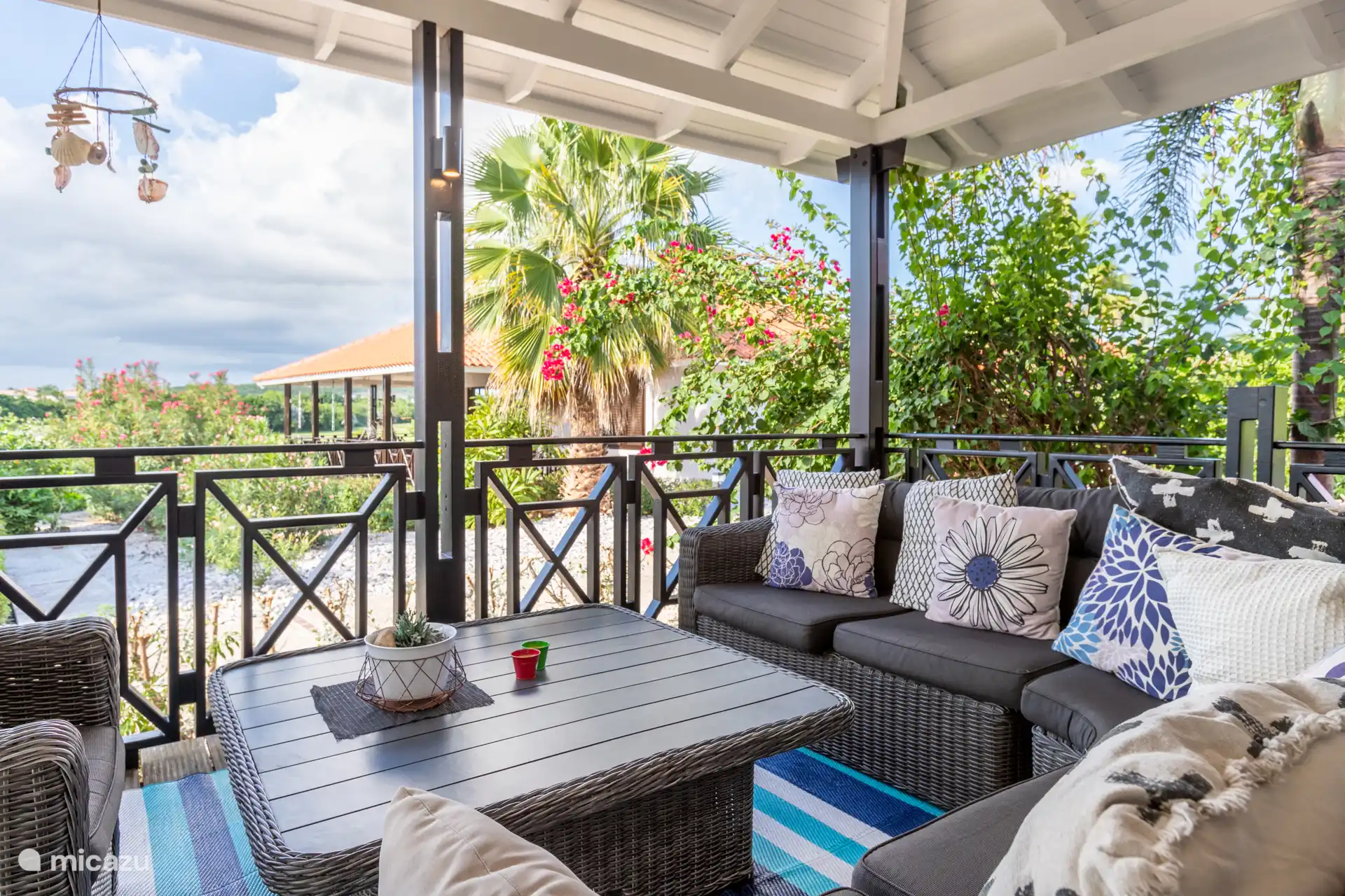 Joli coin salon sur la terrasse