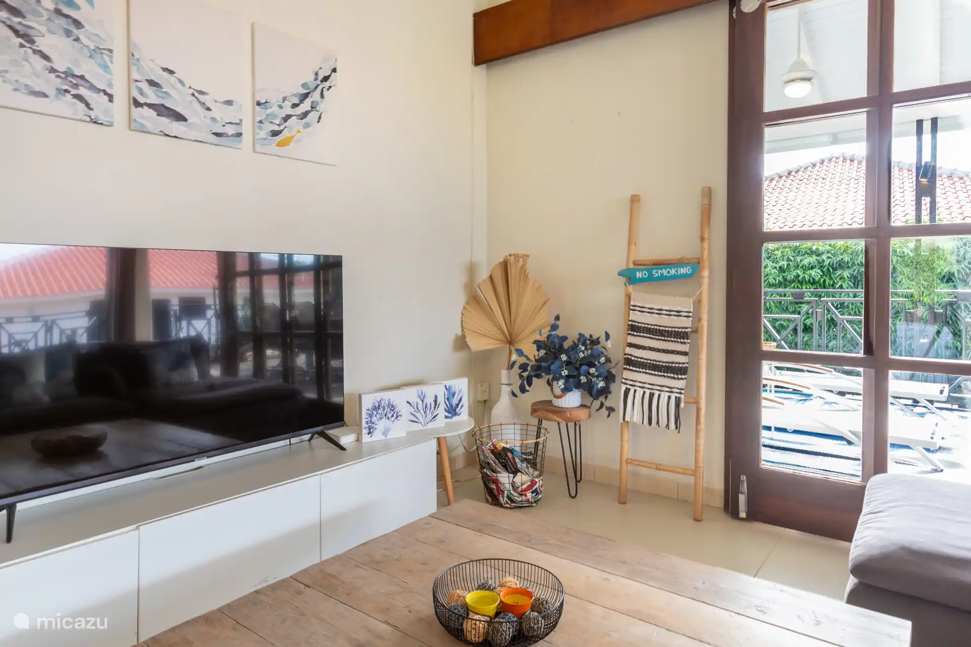 Grande Smart TV avec de nombreuses chaînes