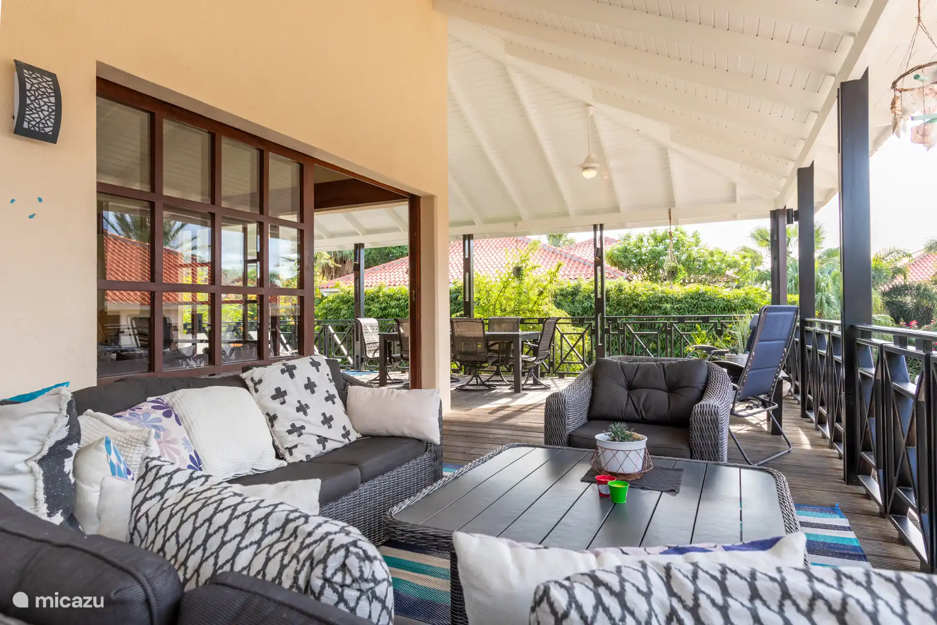 Joli coin salon sur la terrasse