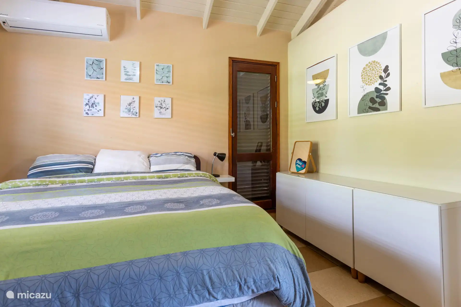 Deuxième chambre avec sommier tapissier de luxe, climatisation, ventilateur, armoire intégrée et salle de bain partagée