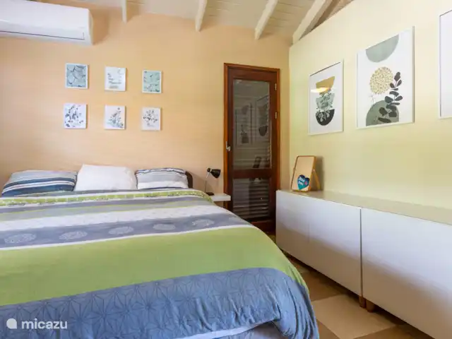 Gezellige villa op Blue Bay huren in Curaçao, Curacao-Midden, Blue Bay - villa Tweede slaapkamer met luxe boxspring, airco, fan, inbouwkast en gedeelde badkamer