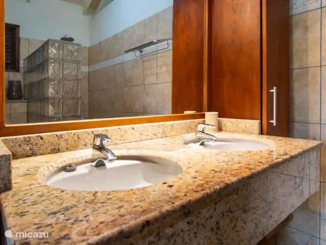 Gezellige villa op Blue Bay huren in Curaçao, Curacao-Midden, Blue Bay - villa Hoofdbadkamer met douche en toilet