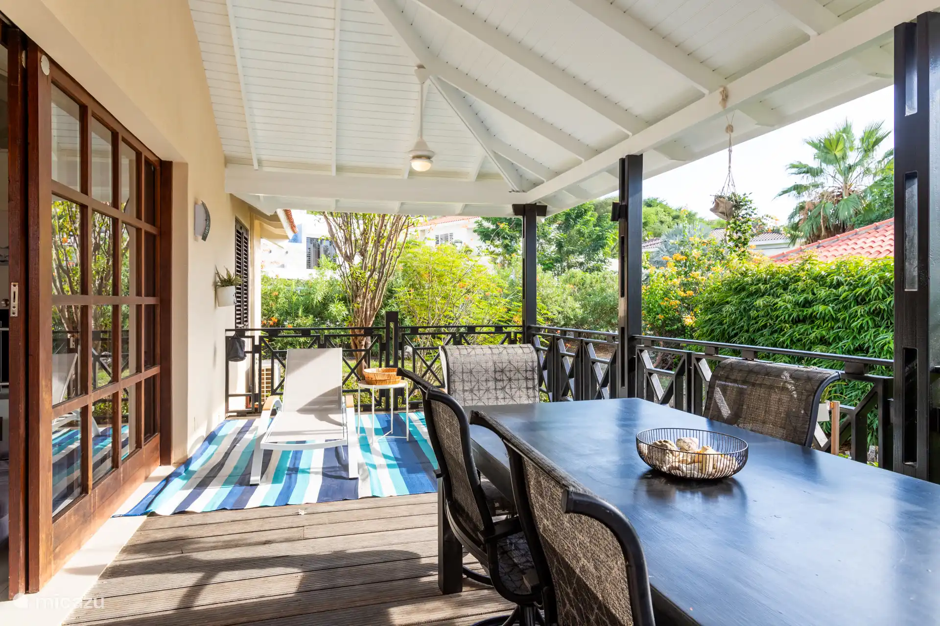 Belle salle à manger sur la terrasse