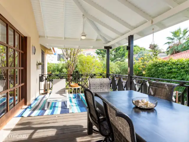 Gezellige villa op Blue Bay huren in Curaçao, Curacao-Midden, Blue Bay - villa Heerlijke eethoek op het terras