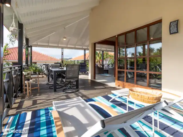 Gezellige villa op Blue Bay huren in Curaçao, Curacao-Midden, Blue Bay - villa Heerlijke eethoek en ligbedden op het terras
