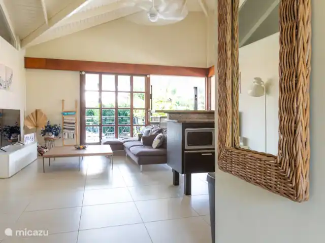 Gezellige villa op Blue Bay huren in Curaçao, Curacao-Midden, Blue Bay - villa Ruime woonkamer met groot scherm tv en fan