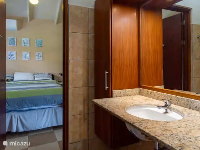 Gezellige villa op Blue Bay huren in Curaçao, Curacao-Midden, Blue Bay - villa Tweede badkamer met douche en toilet
