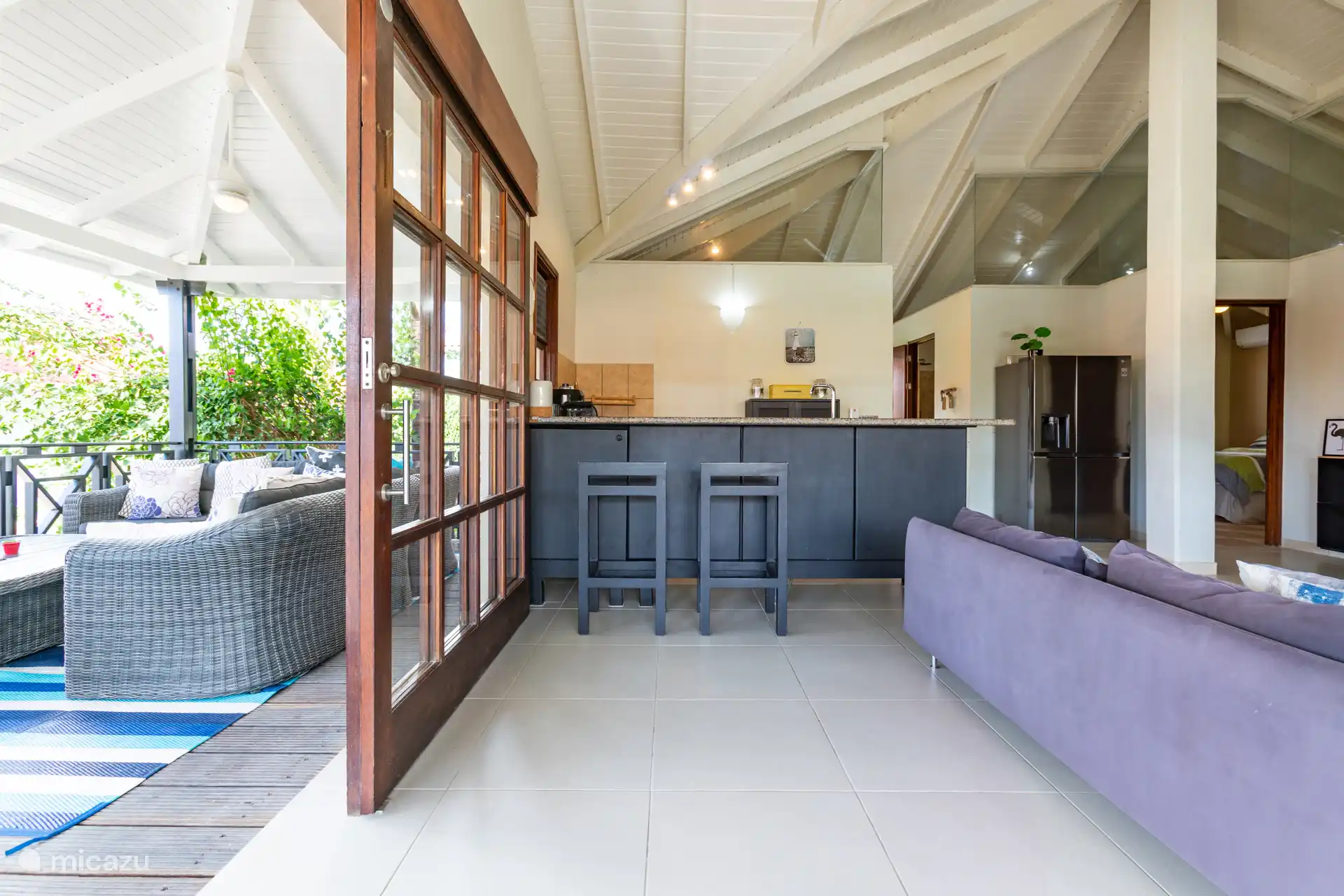 Cuisine avec réfrigérateur américain, four combiné, lave-vaisselle et airfryer