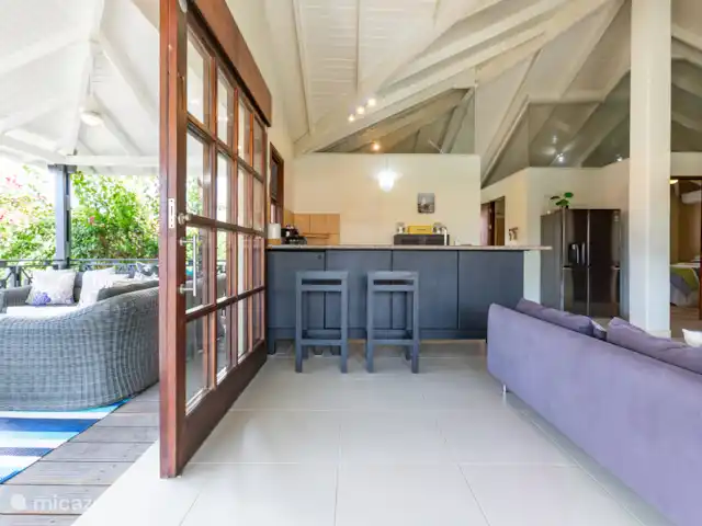 Gezellige villa op Blue Bay huren in Curaçao, Curacao-Midden, Blue Bay - villa Keuken met Amerikaanse koelkast, combioven, vaatwasser en airfryer