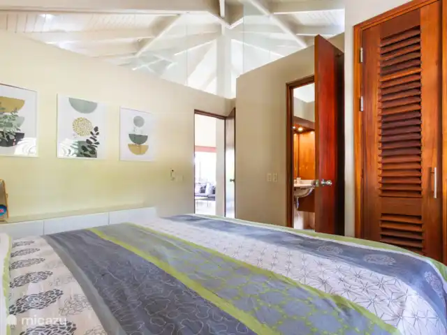 Gezellige villa op Blue Bay huren in Curaçao, Curacao-Midden, Blue Bay - villa Tweede slaapkamer met lixe boxspring, airco, fan, inbouwkast en gedeelde badkamer