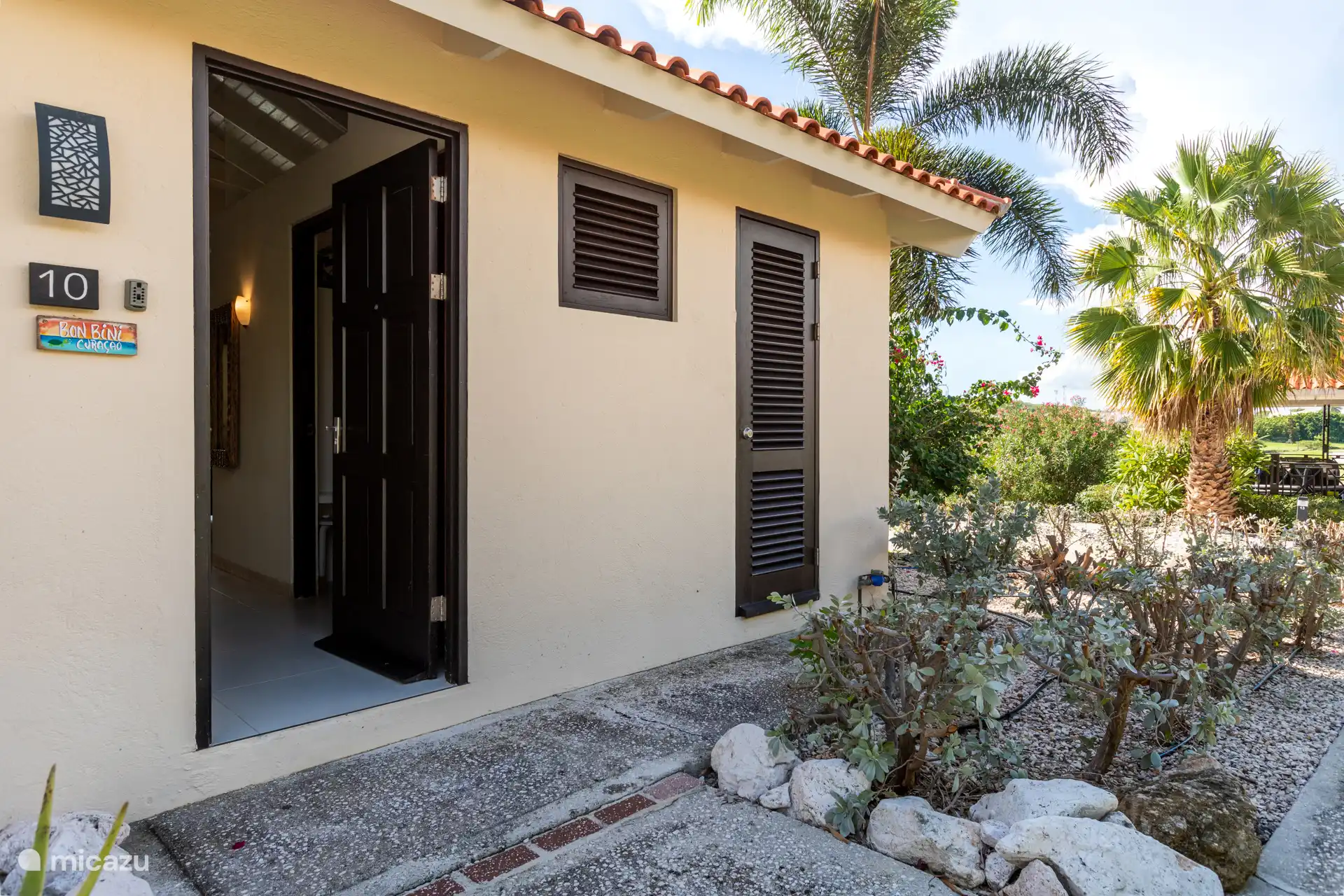 Entrée de la villa avec place de parking à 1 minute à pied