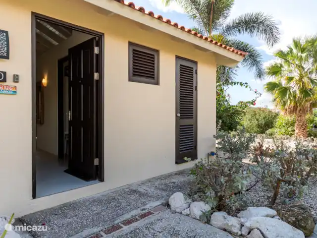 Gezellige villa op Blue Bay huren in Curaçao, Curacao-Midden, Blue Bay - villa Ingang naar de villa met parkeerplaats op 1 minuut lopen