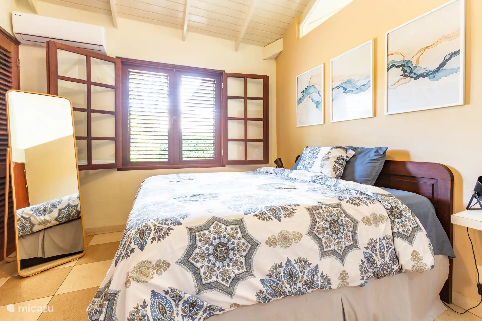 Chambre principale avec sommier tapissier de luxe, climatisation, ventilateur, armoire encastrée et salle de bain privée