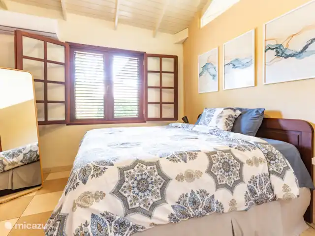 Gezellige villa op Blue Bay huren in Curaçao, Curacao-Midden, Blue Bay - villa Hoofdslaapkamer met luxe boxspring, airco, fan, inbouwkast en eigen badkamer