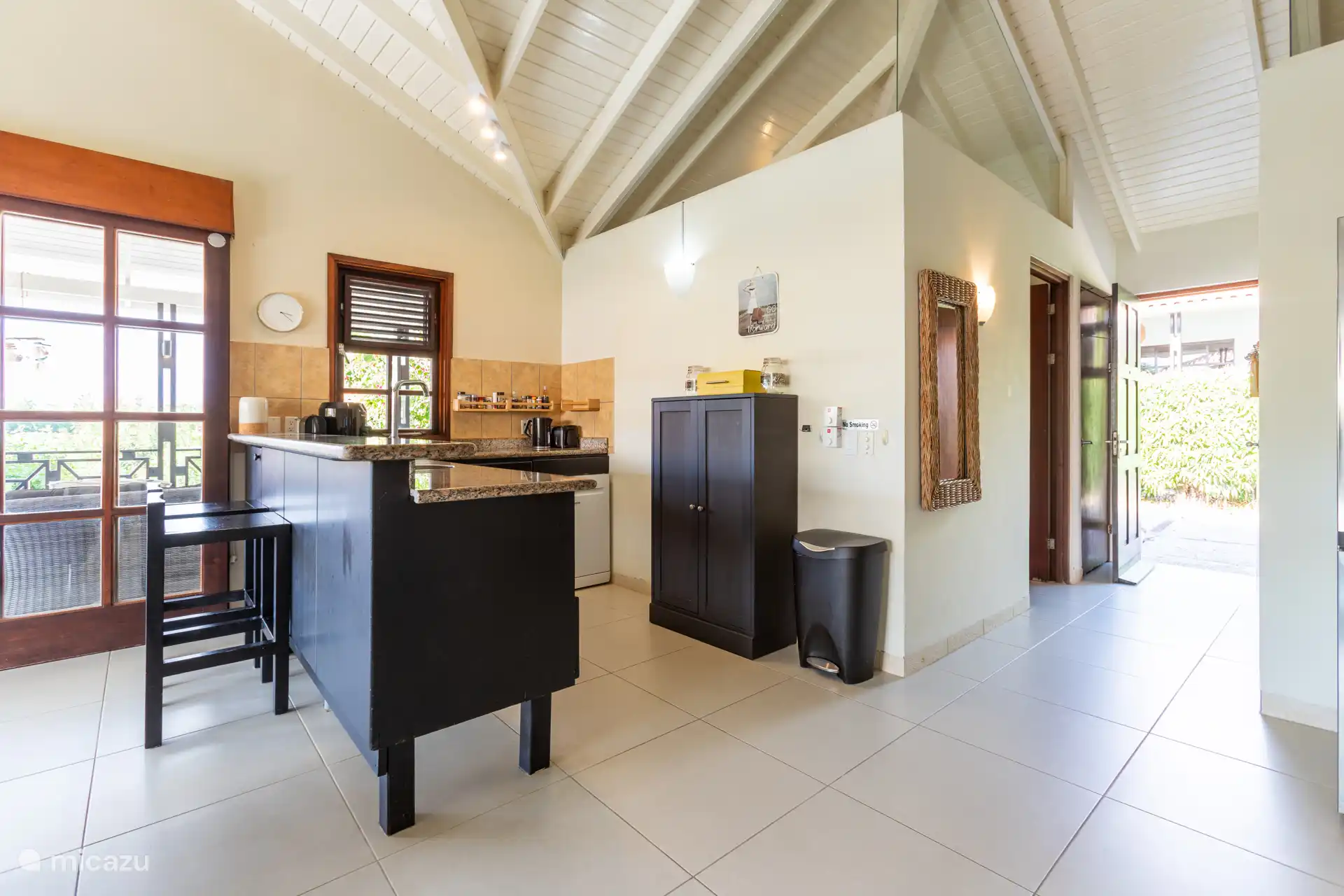 Cuisine avec réfrigérateur américain, lave-vaisselle, plaque de cuisson, four mixte et friteuse à air