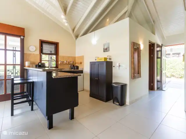 Gezellige villa op Blue Bay huren in Curaçao, Curacao-Midden, Blue Bay - villa Keuken met Amerikaanse koelkast, vaatwasser, kookplaat, combioven en airfryer