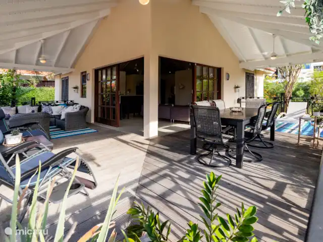 Gezellige villa op Blue Bay huren in Curaçao, Curacao-Midden, Blue Bay - villa Heerlijk ruim terras met fans