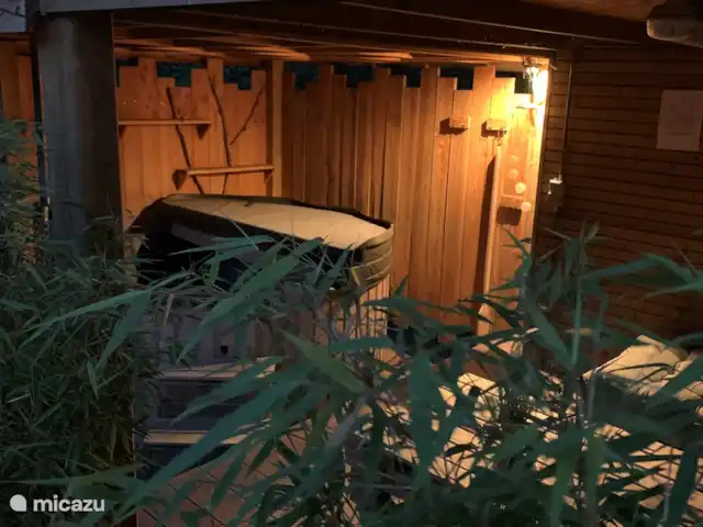 Location de Vacances Belgique, Ardennes, Durbuy, cabane en bois / lodge - Cube Sauvage Durbuy Bain à remous la nuit