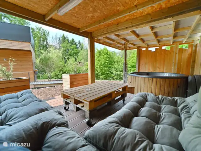 Location de Vacances Belgique, Ardennes, Durbuy, cabane en bois / lodge - Cube Sauvage Durbuy Salon-terrasse avec bain à remous
