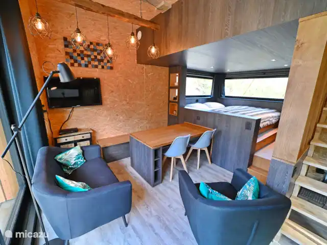 Location de Vacances Belgique, Ardennes, Durbuy, cabane en bois / lodge - Cube Sauvage Durbuy Salon et table à manger avec TV et PS3