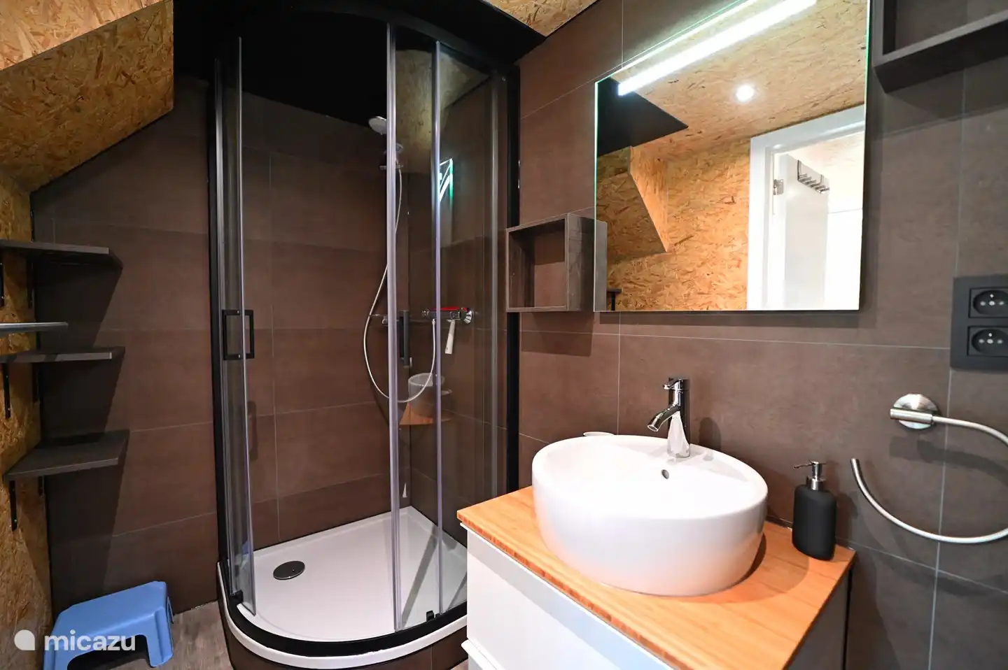 Salle de bain avec douche