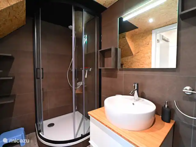 Location de Vacances Belgique, Ardennes, Durbuy, cabane en bois / lodge - Cube Sauvage Durbuy Salle de bain avec douche
