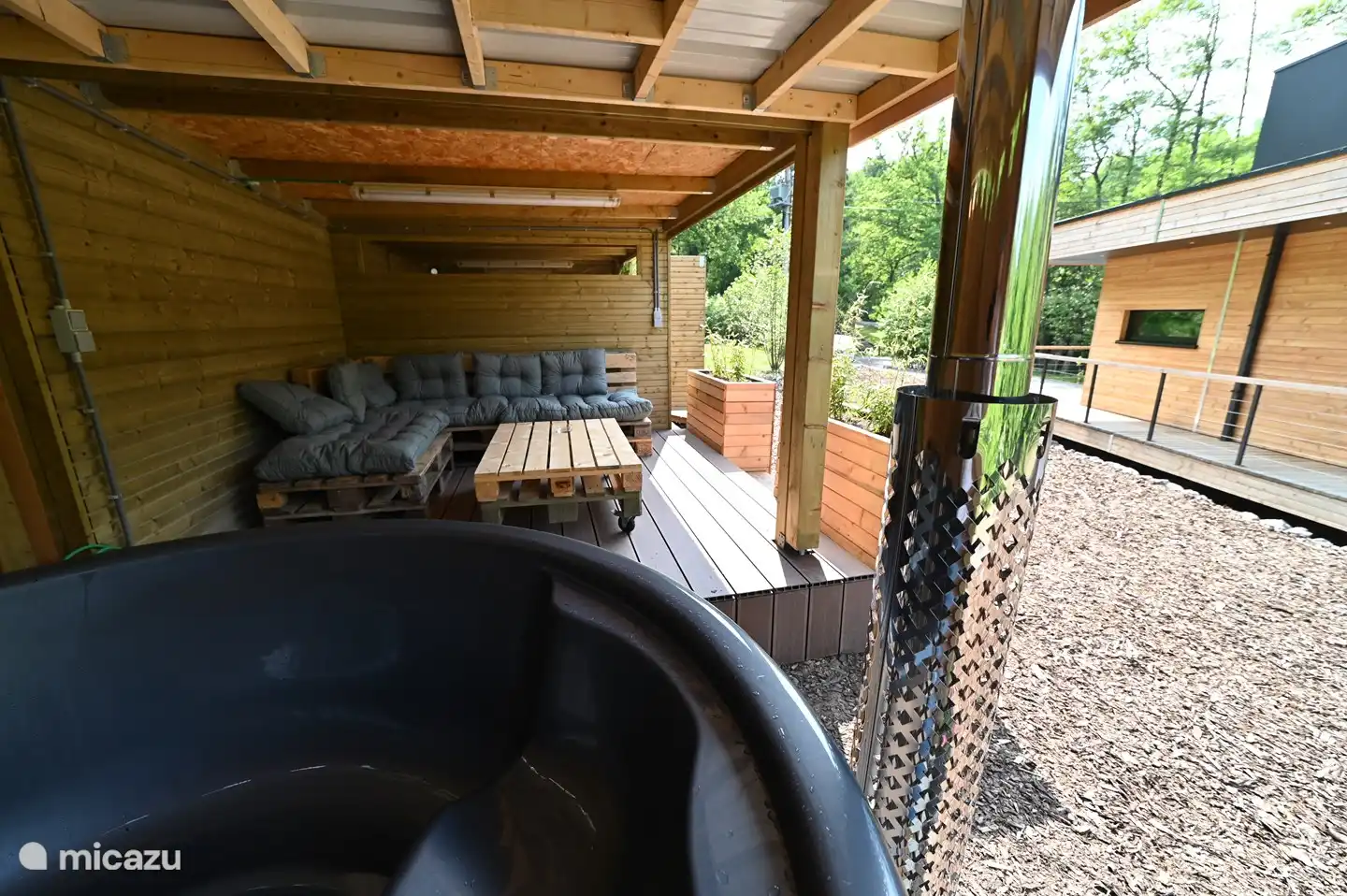 Salon-terrasse avec bain à remous