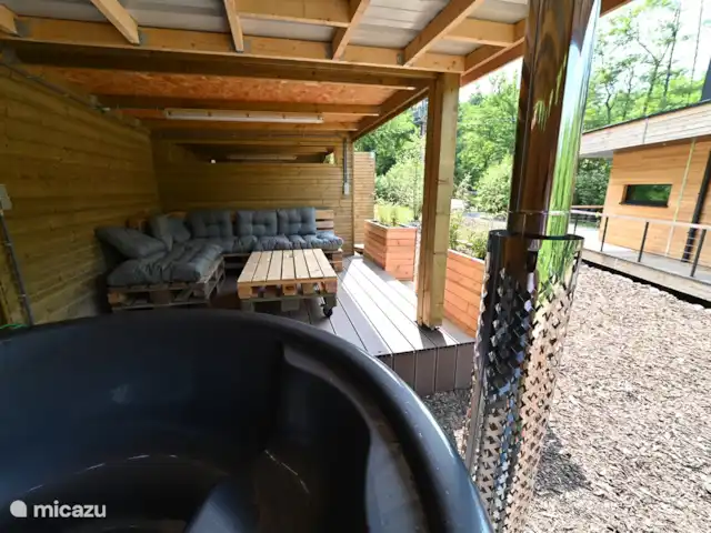 Location de Vacances Belgique, Ardennes, Durbuy, cabane en bois / lodge - Cube Sauvage Durbuy Salon-terrasse avec bain à remous