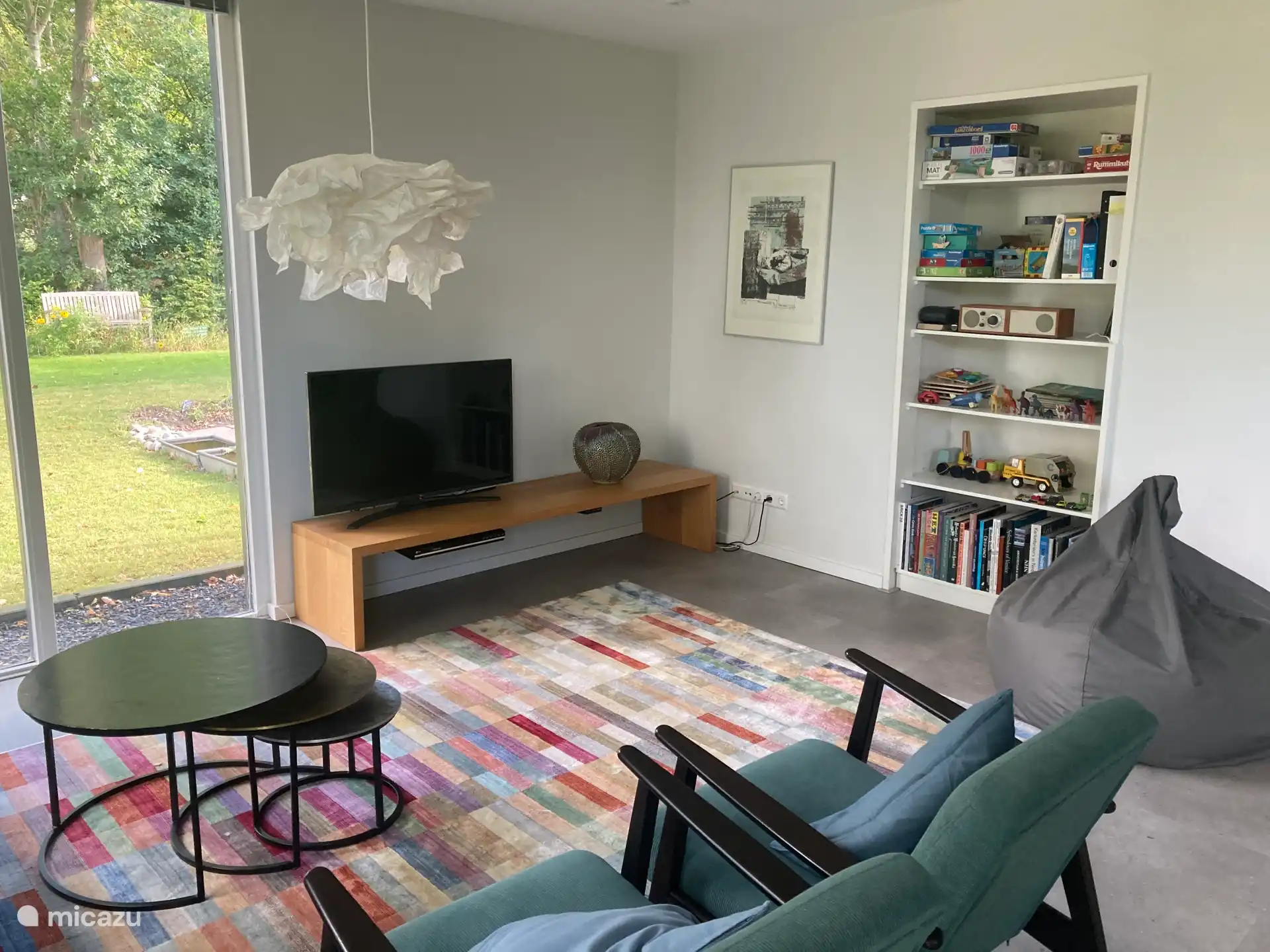 The sitting area with TV and audio