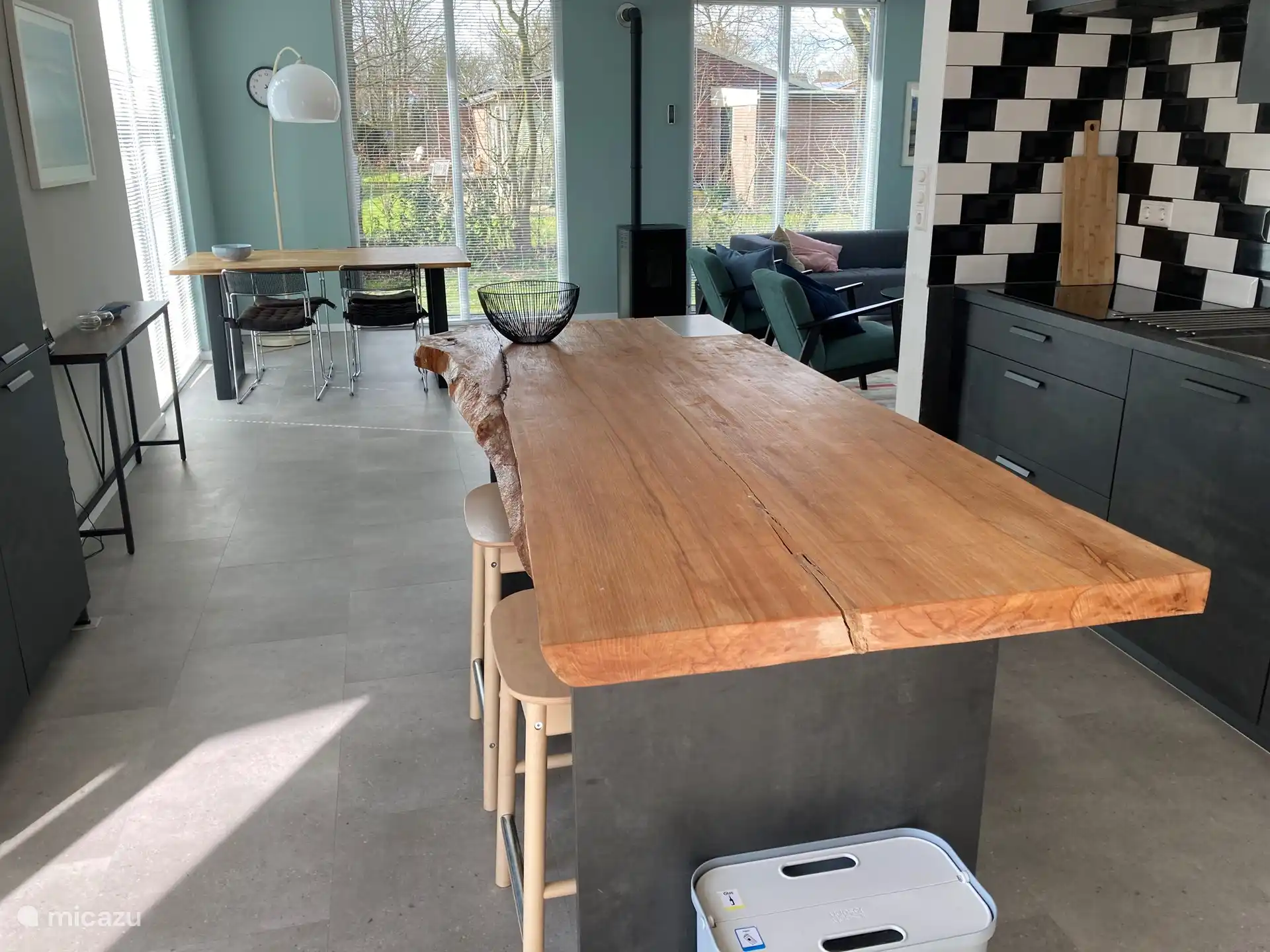 The kitchen with dishwasher and induction hob with four zones
