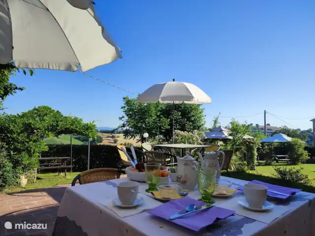 gîte / cottage huren in Italië, Marche, Cessapalombo – Appartement Nespolo Ontbijt in de tuin
