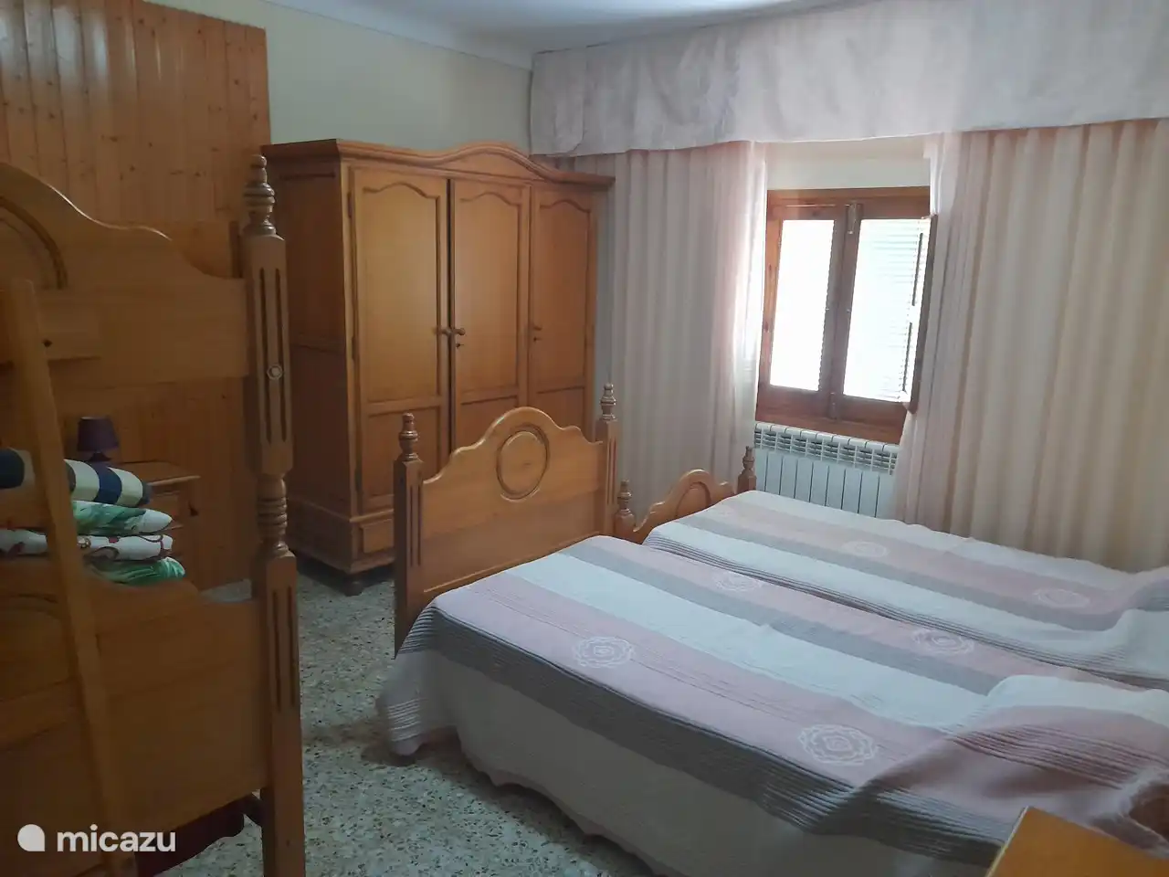 dormitorio 3, con 2 camas individuales y una litera