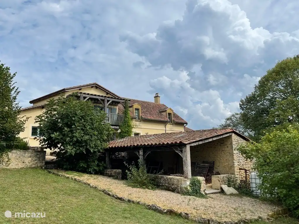 La casa principal desde el jardín.