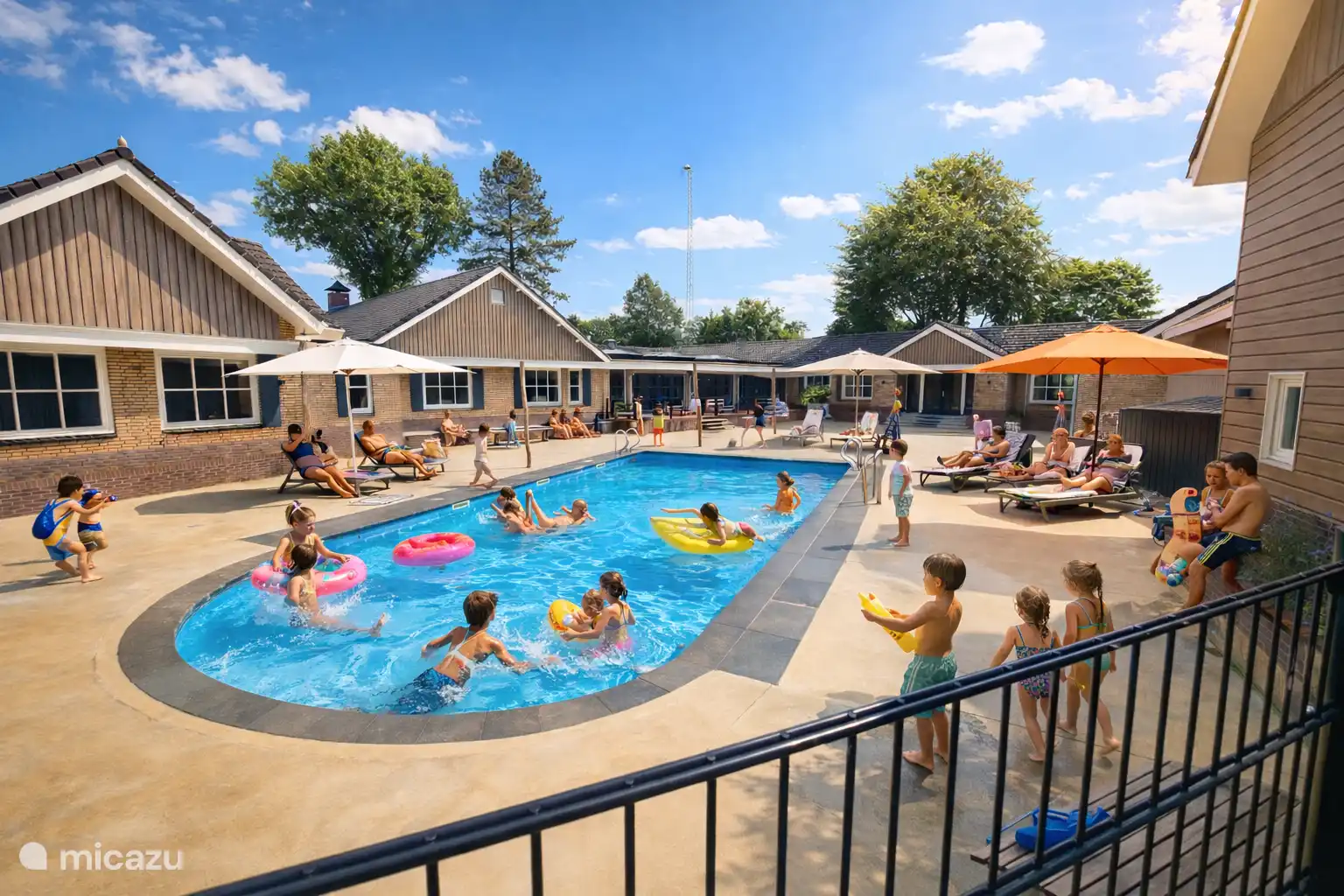 Recreatielandgoed de IJsvogel met buitenzwembad. In de zomer erg gezellig en druk.