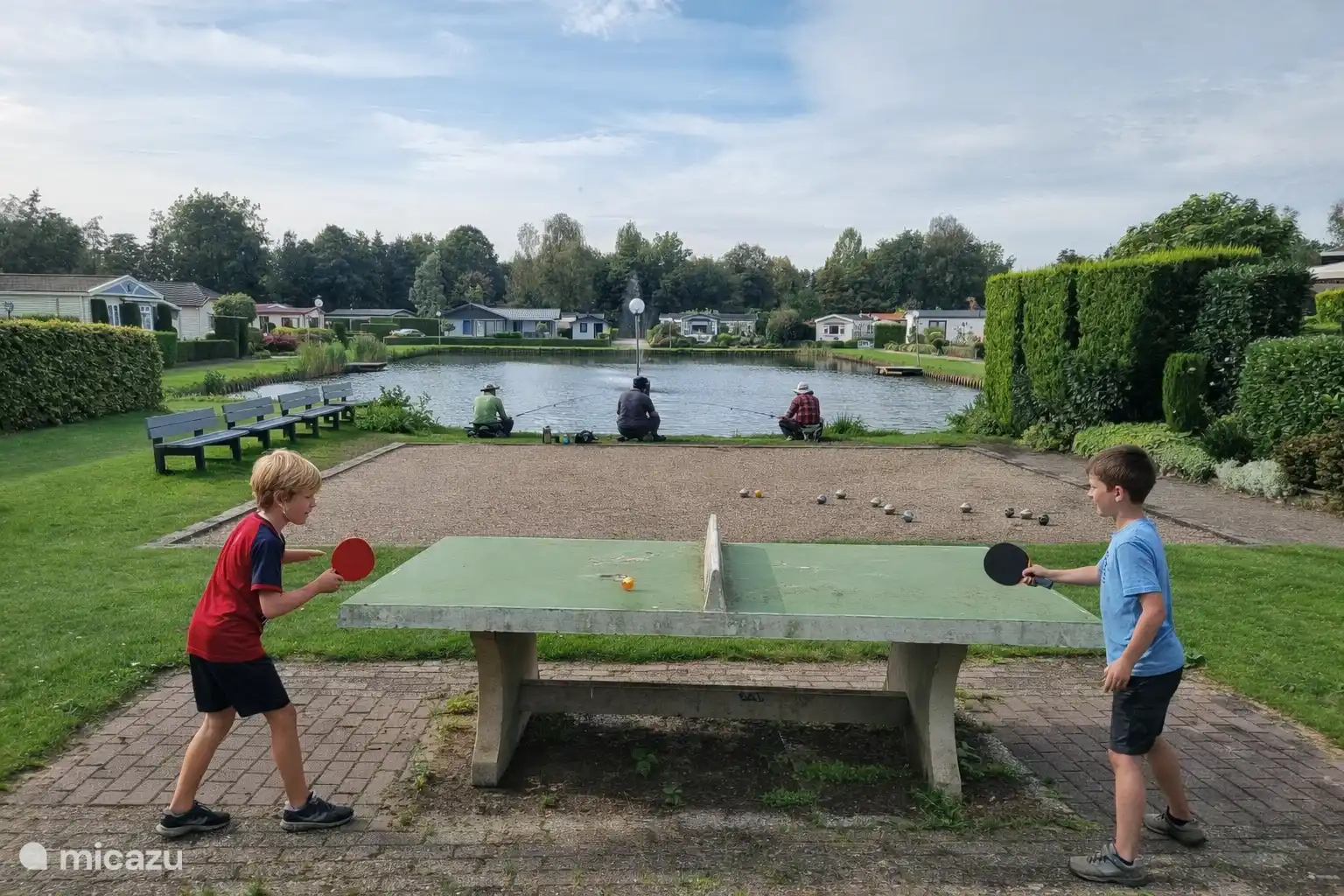 Volop plezier bij de IJsvogel. Visvijver tafeltennistafel en jeu de boules. 