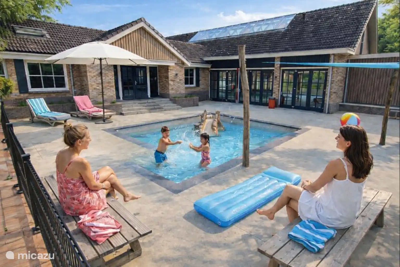 Ook voor de kleine kinderen is er genoeg plezier zoals dit kinderbad. Daarnaast heeft de IJsvogel en binnen en buiten zwembad