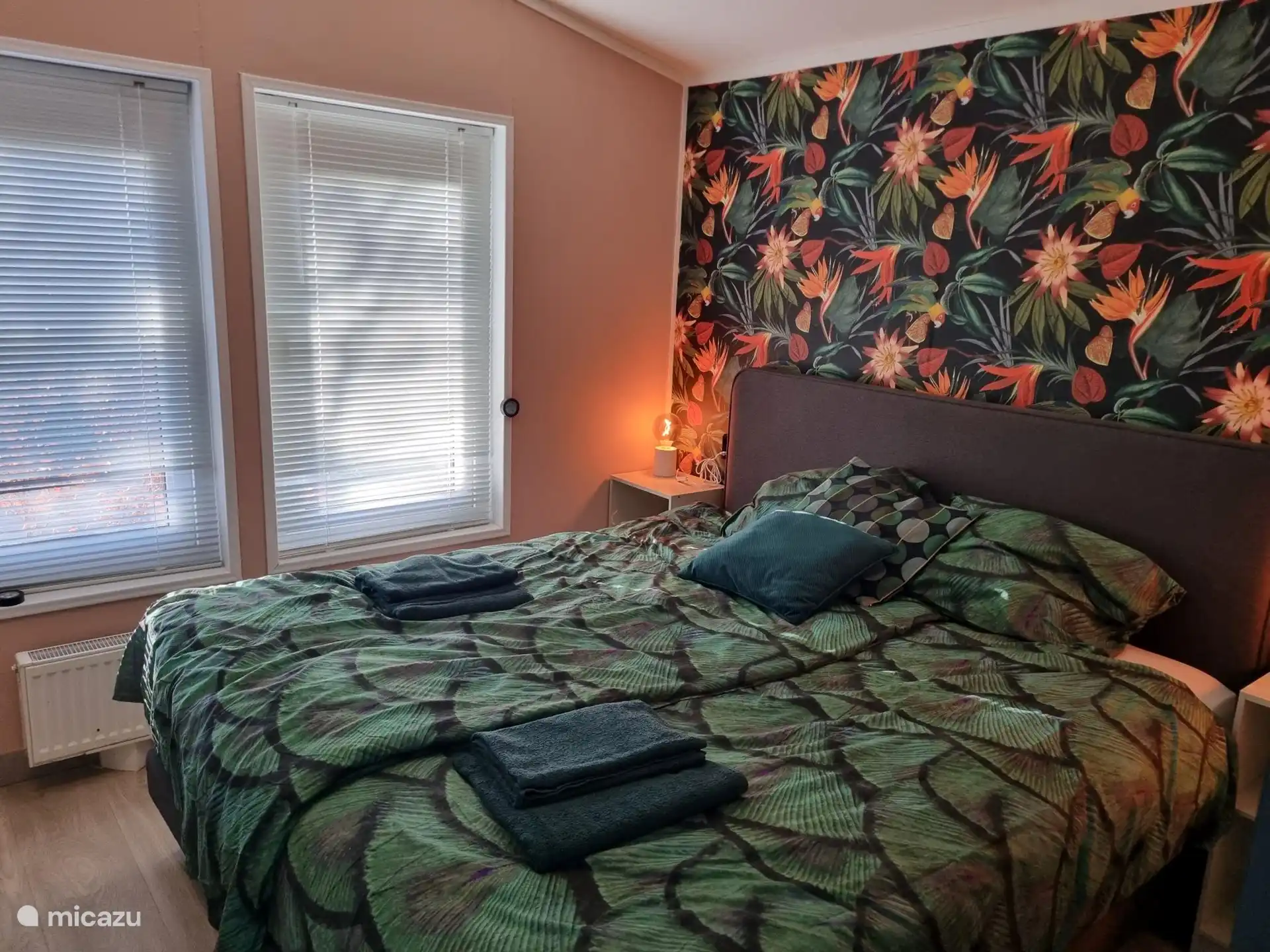 Chambre spacieuse avec Swiss Sense Boxspring 180x 200 Luna avec surmatelas