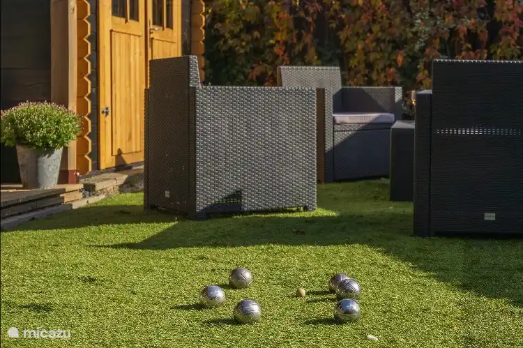 Siège et gazon artificiel