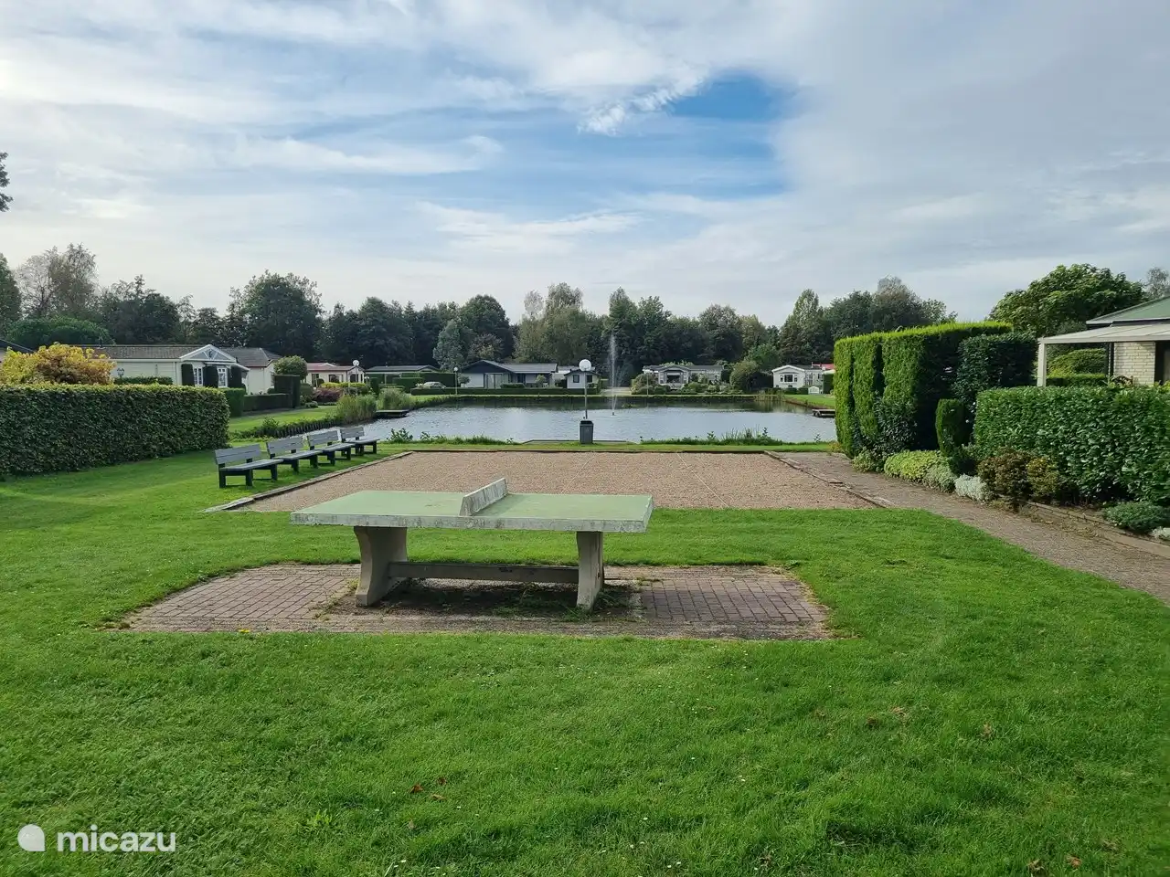 Etang à poissons, table de ping-pong et pétanque