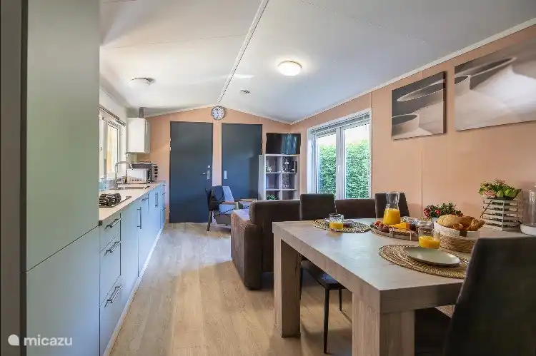 Séjour avec table à manger spacieuse pour 4 personnes