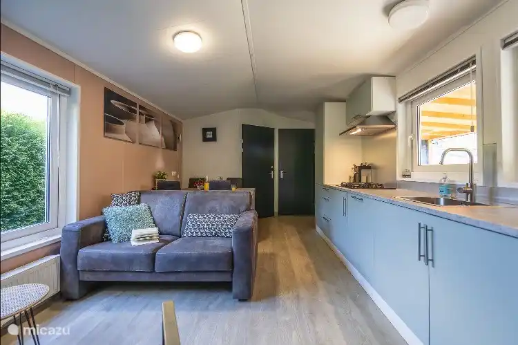 Le salon avec cuisine et table à manger