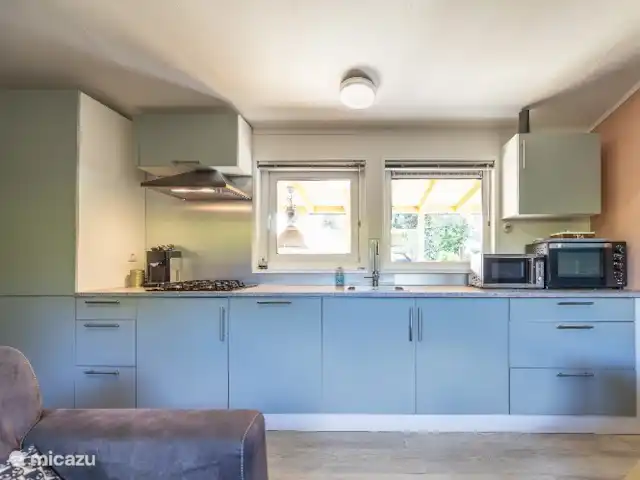 Joli chalet l'IJsvogel Veluwe | Pays-Bas, Gueldre, Voorthuizen - chalet Cuisine rénovée avec cuisinière 4 feux gaz, lave-vaisselle, réfrigérateur avec congélateur, four, micro-ondes et cafetières.
