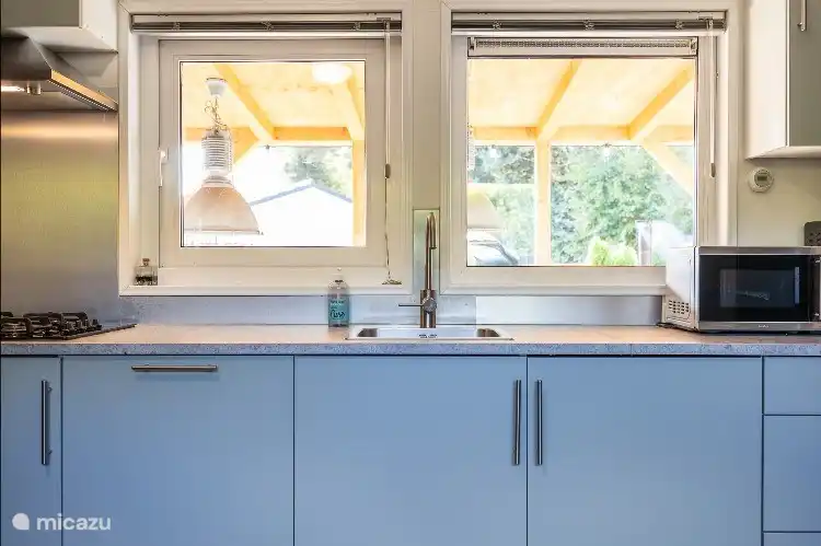 Cuisine rénovée avec cuisinière 4 feux gaz, lave-vaisselle, réfrigérateur avec congélateur, four, micro-ondes et cafetières. 