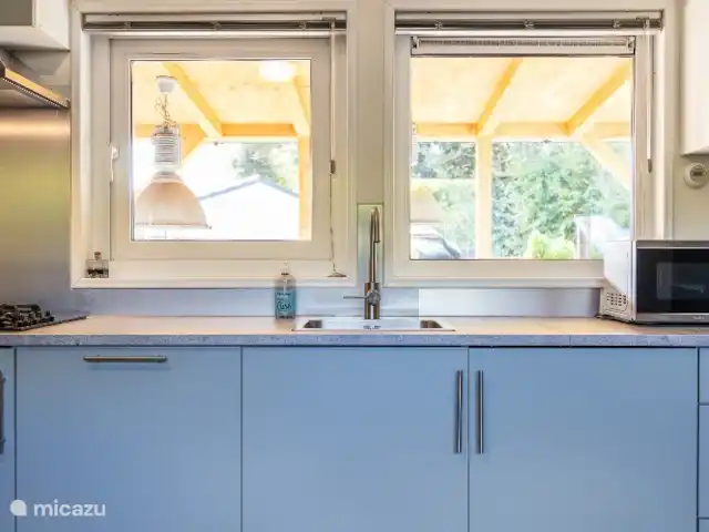 Joli chalet l'IJsvogel Veluwe | Pays-Bas, Gueldre, Voorthuizen - chalet Cuisine rénovée avec cuisinière 4 feux gaz, lave-vaisselle, réfrigérateur avec congélateur, four, micro-ondes et cafetières.