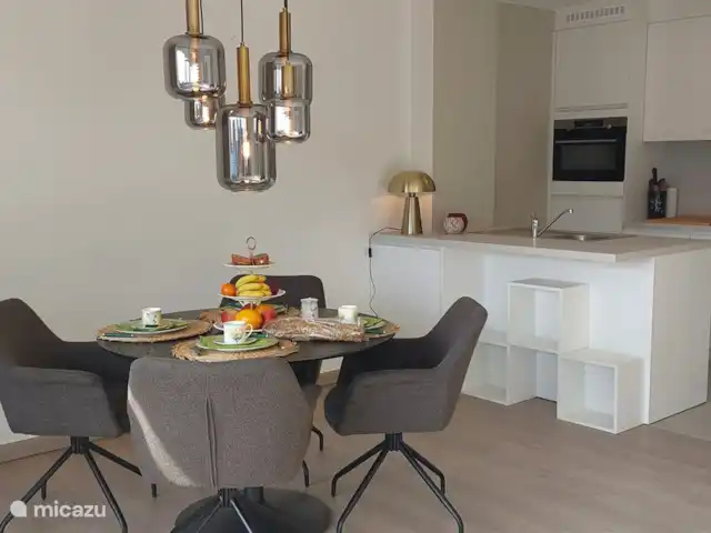 Acogedora casa de campo Knokke en Bélgica, Costa Belga, Knokke - apartamento ¡Cocina abierta con horno combinado y vitrocerámica! Campana extractora, heladera con freezer y comedor.