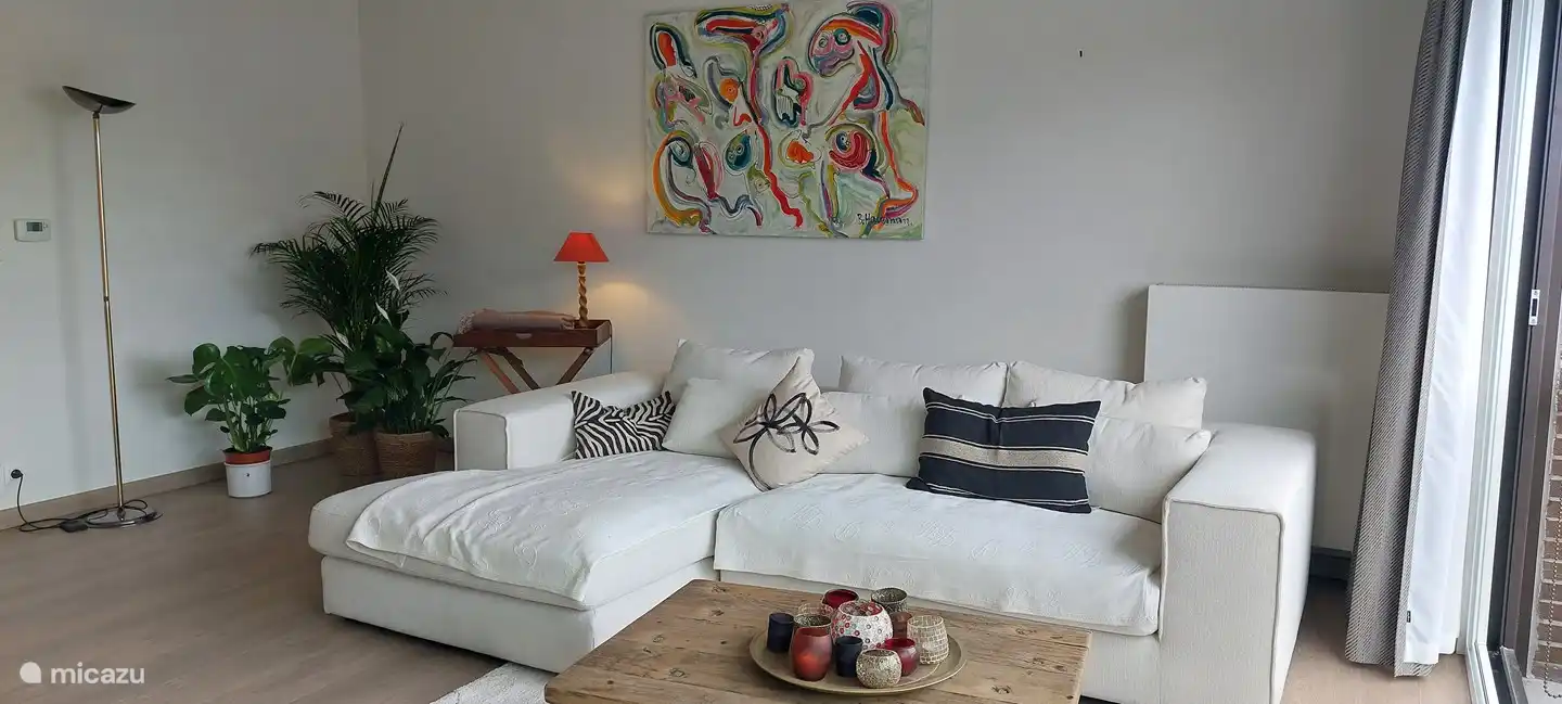 Chaise longue confortable avec vue sur Piers De Raveschootelaan.