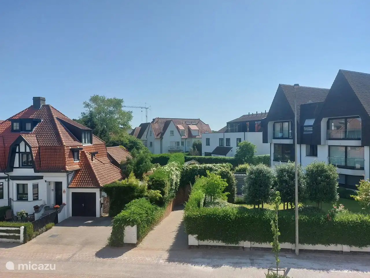 Vue dégagée depuis le séjour avec fenêtres coulissantes ouvrantes sur les côtés gauche et droit. Le soleil du matin.