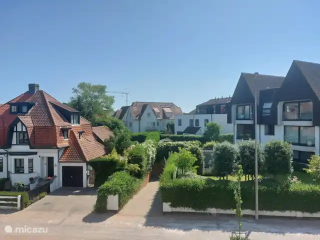 Acogedora casa de campo Knokke en Bélgica, Costa Belga, Knokke - apartamento Vista abierta desde la sala de estar con ventanas corredizas que se pueden abrir hacia los lados izquierdo y derecho. Sol de la mañana.